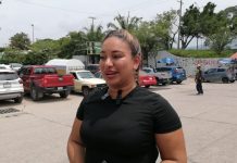 Desmienten locatarios que se quiten placas vehiculares en el Mercado de Los Ancianos