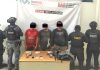 Detienen a tres sujetos con armas de fuego y presuntos narcóticos