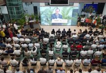 Entregan el libro del Primer Informe de Gobierno de Tuxtla a Paco Chacón, como representante del gobernador