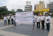 Ingenieros y Arquitectos protestan en Palacio de Gobierno