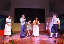 Entrega el rector Oswaldo Chacón Rojas reconocimiento al actor Mario Iván Martinez en la FIL-UNACH 2025