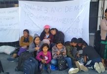 Desplazados de Chenalhó instalan plantón frente a Palacio de Gobierno