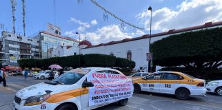Taxistas causan caos vial en el centro de Tuxtla