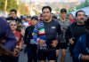 Junto a miles de atletas, Eduardo Ramírez participa en la Carrera del Parachico 2026