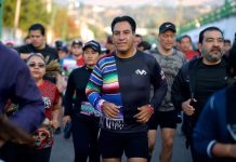 Junto a miles de atletas, Eduardo Ramírez participa en la Carrera del Parachico 2026