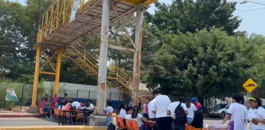 Alumnos de la Normal de Estado bloquean Calzada Sumidero en Tuxtla Gutiérrez