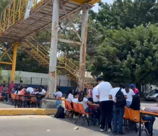 Alumnos de la Normal de Estado bloquean Calzada Sumidero en Tuxtla Gutiérrez