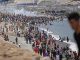 Mujeres y niños cruzan hacia Ceuta, tras la llegada masiva de migrantes desde Marruecos