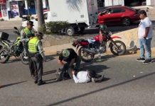 Veloz vehículo arrolla a un motociclista en Tuxtla