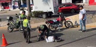 Veloz vehículo arrolla a un motociclista en Tuxtla