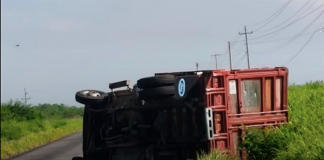 Vuelca camion en la 190