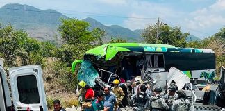 ¡CARRETERAZO! Autobús de pasajeros choca contra convoy de la Guardia Nacional