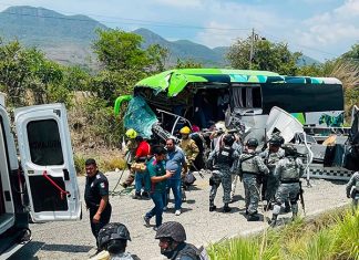 ¡CARRETERAZO! Autobús de pasajeros choca contra convoy de la Guardia Nacional