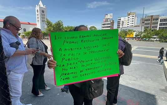 Denuncian frente a Palado de Gobierno suspensión de la Ruta 53 de Tuxtla