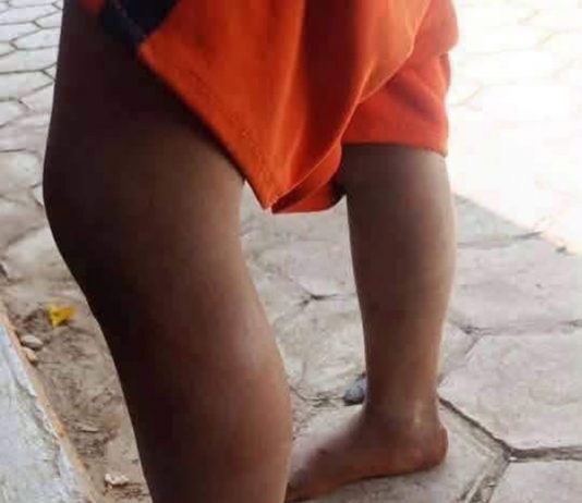Niño camina encadenado en comunidad de Ocosingo, Chiapas