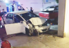 Automovilista pierde el control y termina chocando contra un local en la colonia Moctezuma