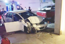 Automovilista pierde el control y termina chocando contra un local en la colonia Moctezuma