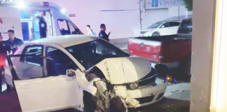 Automovilista pierde el control y termina chocando contra un local en la colonia Moctezuma