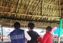Rescatan a tres menores que eran arrastrados por las olas