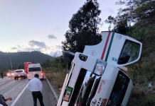 Vuelca combi de la OTEZ en Laguna Larga; hay cinco lesionados
