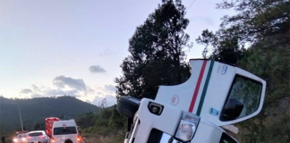 Vuelca combi de la OTEZ en Laguna Larga; hay cinco lesionados