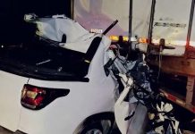 Conductor muere al chocar contra la caja de un trailer