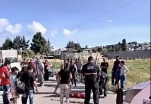 Jetta embiste a pareja en moto y se da a la fuga en la pilita seca