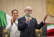 Gobernador Eduardo Ramírez Aguilar impone Medalla “Miguel Álvarez del Toro” al biólogo Carlos Guichard Romero