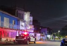 Adulto mayor fallece tras desvanecerse en la vía pública en Tuxtla
