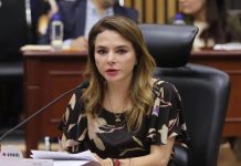Critica consejera del INE a productora de nueva credencial para votar