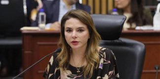 Critica consejera del INE a productora de nueva credencial para votar