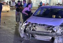 Familia en motocicleta es embestida por Versa en Tuxtla; tres resultan lesionados