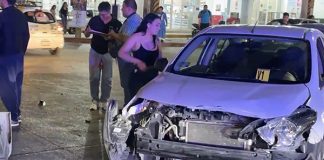 Familia en motocicleta es embestida por Versa en Tuxtla; tres resultan lesionados