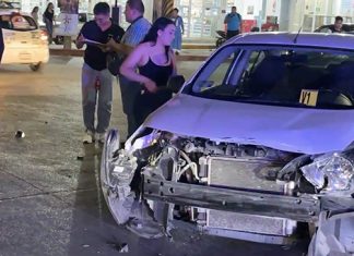 Familia en motocicleta es embestida por Versa en Tuxtla; tres resultan lesionados