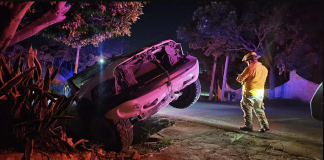 Pareja cae con su camioneta en una zanja de la carretera a Copoya; ambos fueron detenidos