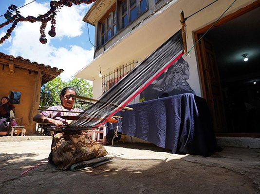 Buscan proteger a artesanas de Chiapas contra explotación y pagos injustos