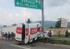 Camión de paquetería se impacta contra estructura metálica en Tonalá