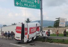 Camión de paquetería se impacta contra estructura metálica en Tonalá