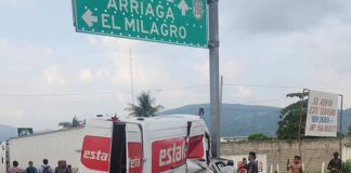 Camión de paquetería se impacta contra estructura metálica en Tonalá