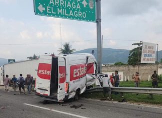 Camión de paquetería se impacta contra estructura metálica en Tonalá