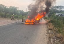 Sujetos desconocidos incendian vehículos en Cintalapa