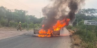 Sujetos desconocidos incendian vehículos en Cintalapa