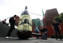Llevan ‘caguama’ al Congreso para exigir impuesto a bebidas alcohólicas