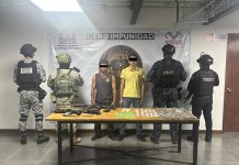 Detiene a dos personas y asegura armas y presunta droga en Jiquipilas
