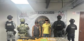 Detiene a dos personas y asegura armas y presunta droga en Jiquipilas