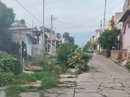 Vecinos de Santa Cruz reclaman obras para reparar calles en Tuxtla