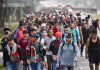 Caravana de unos 300 hondureños ingresa a Chiapas por el Puente Rodolfo Robles