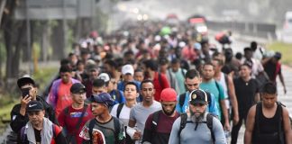 Caravana de unos 300 hondureños ingresa a Chiapas por el Puente Rodolfo Robles