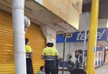 Motociclista resulta lesionado tras ser impactado por una camioneta