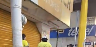 Motociclista resulta lesionado tras ser impactado por una camioneta